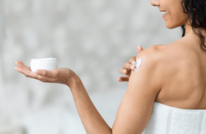 Pele seca pede hidratação: como escolher o creme corporal certo para seu tipo de pele?